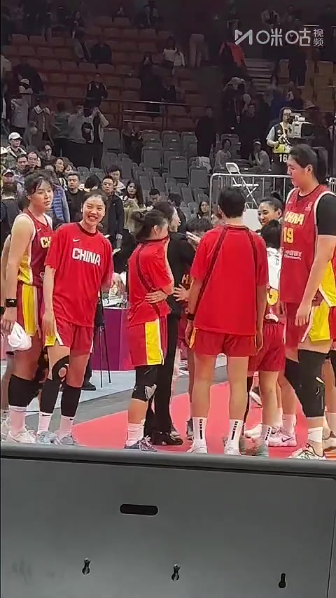 世界杯分组抽签-郑薇赛后拥抱中国女篮全队 王思雨落泪 张子宇拥抱安慰